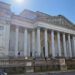 Das Fitzwilliam Museum in Cambridge im strahlenden Sonnenschein
