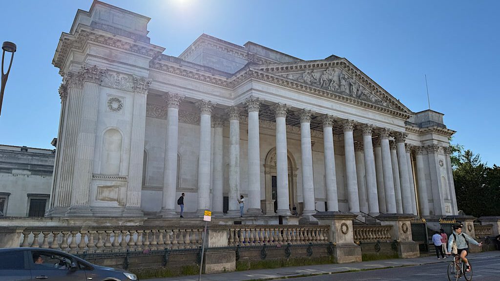 Das Fitzwilliam Museum in Cambridge im strahlenden Sonnenschein